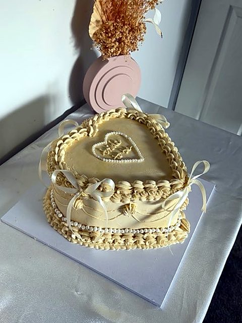 Heart-shaped vintage cake with pearls