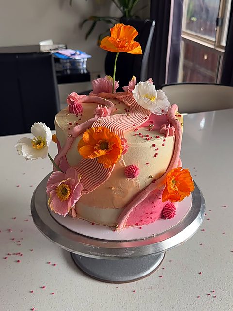 Buttercream cake with poppies and textured piping